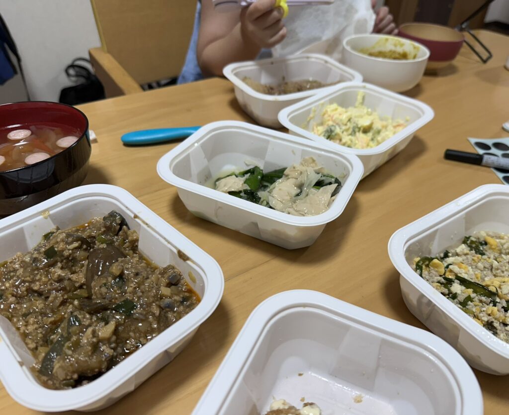 ツクリオを食卓にパックのまま並べた夕食風景 子どもも食べている