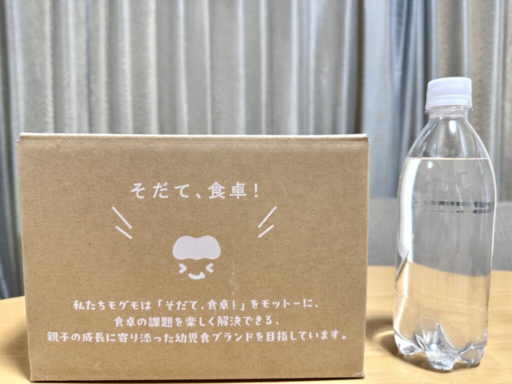 モグモ初回セットの箱と500mlペットボトルの大きさ比較