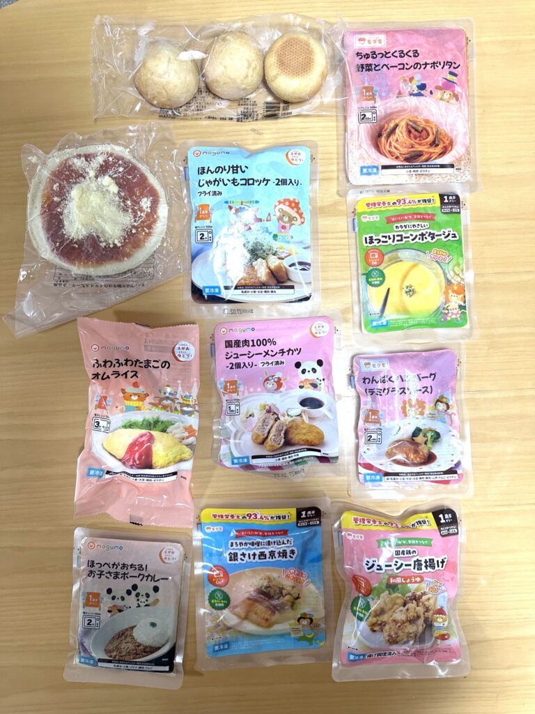 モグモ初回セットで届いた11品のパウチ（ナポリタン・唐揚げ・コーンポタージュ・ピザ・パンなど）