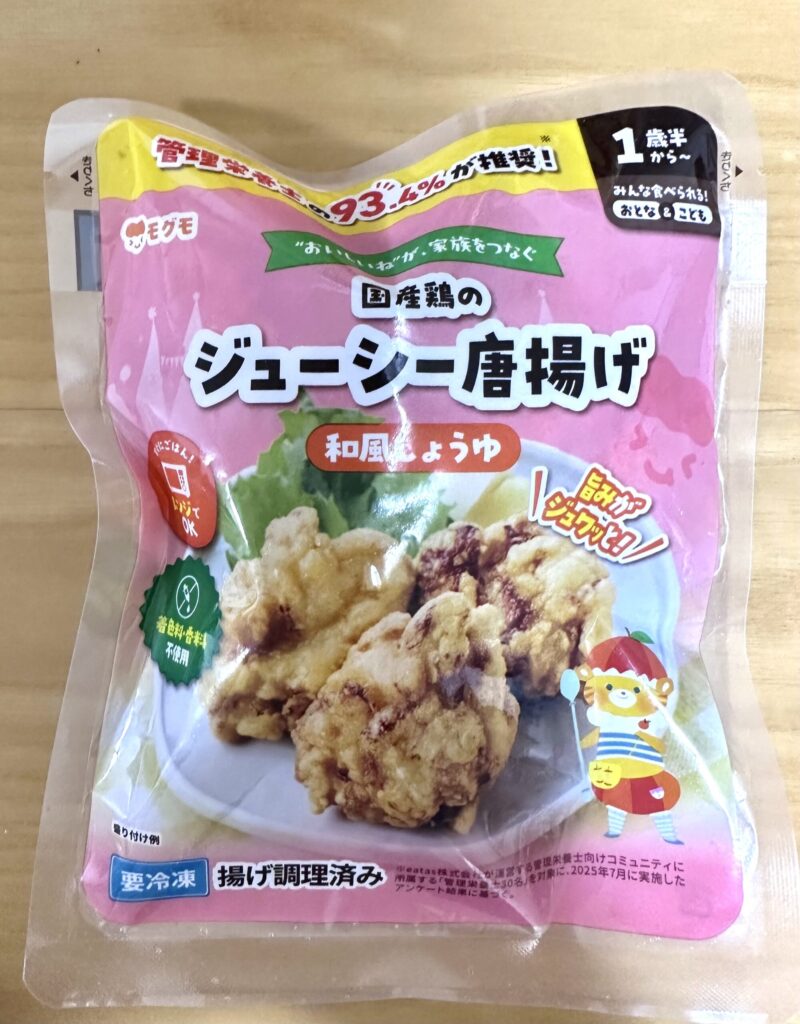 モグモのジューシー唐揚げのパッケージ表面（着色料・香料不使用、おとな＆こども表記）