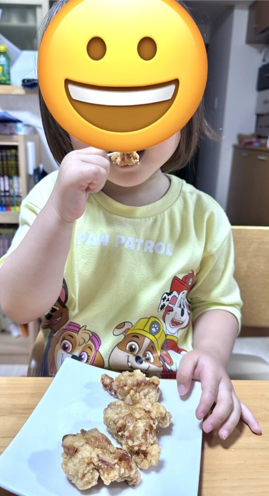 モグモのジューシー唐揚げを食べる3歳の娘