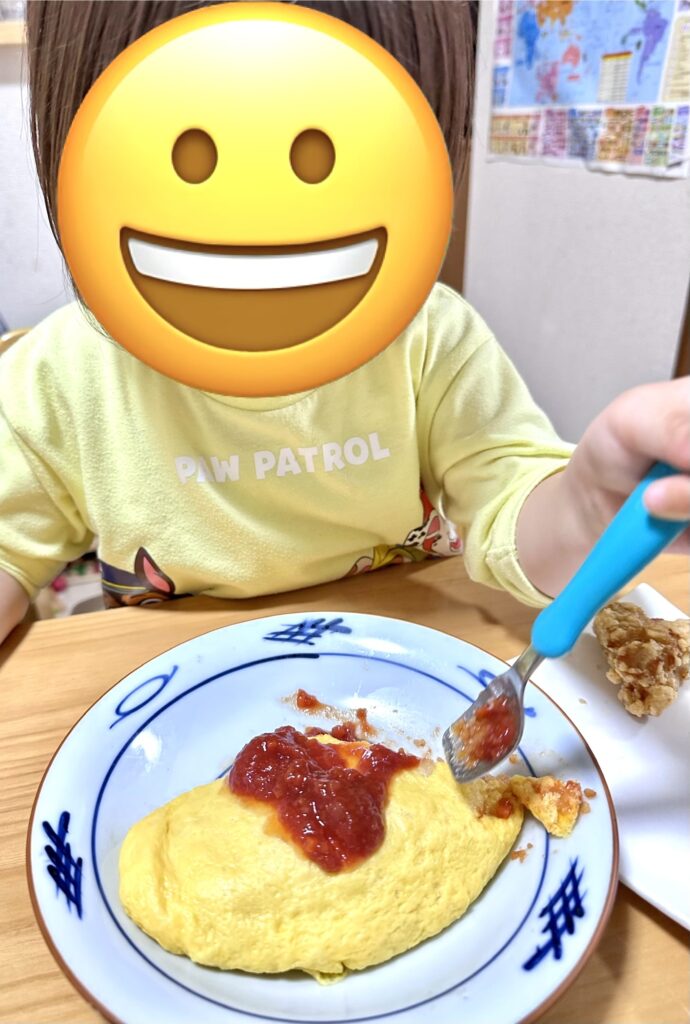 モグモのふわふわたまごのオムライスを食べる3歳の娘