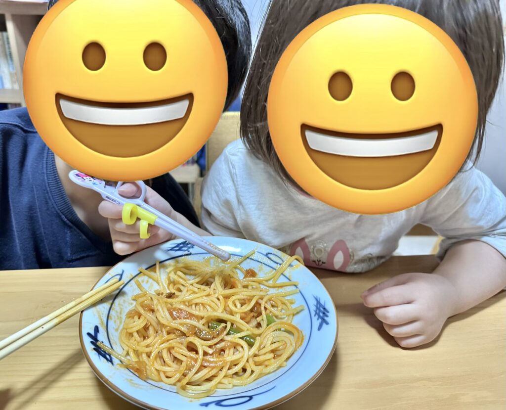 モグモのナポリタンを取り分けて食べる兄妹