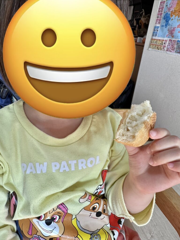モグモの国産さつまいもパンを食べる3歳の娘