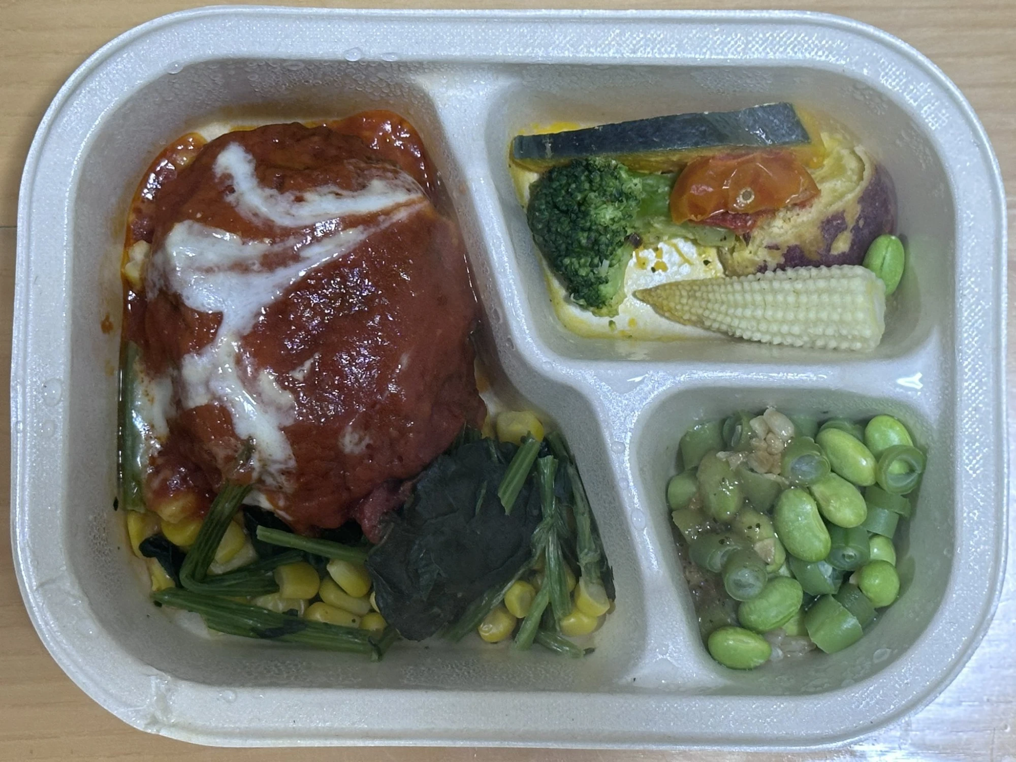 グリーンスプーンDELI BENTOのチーズとろける完熟トマトハンバーグをレンチンした実食写真