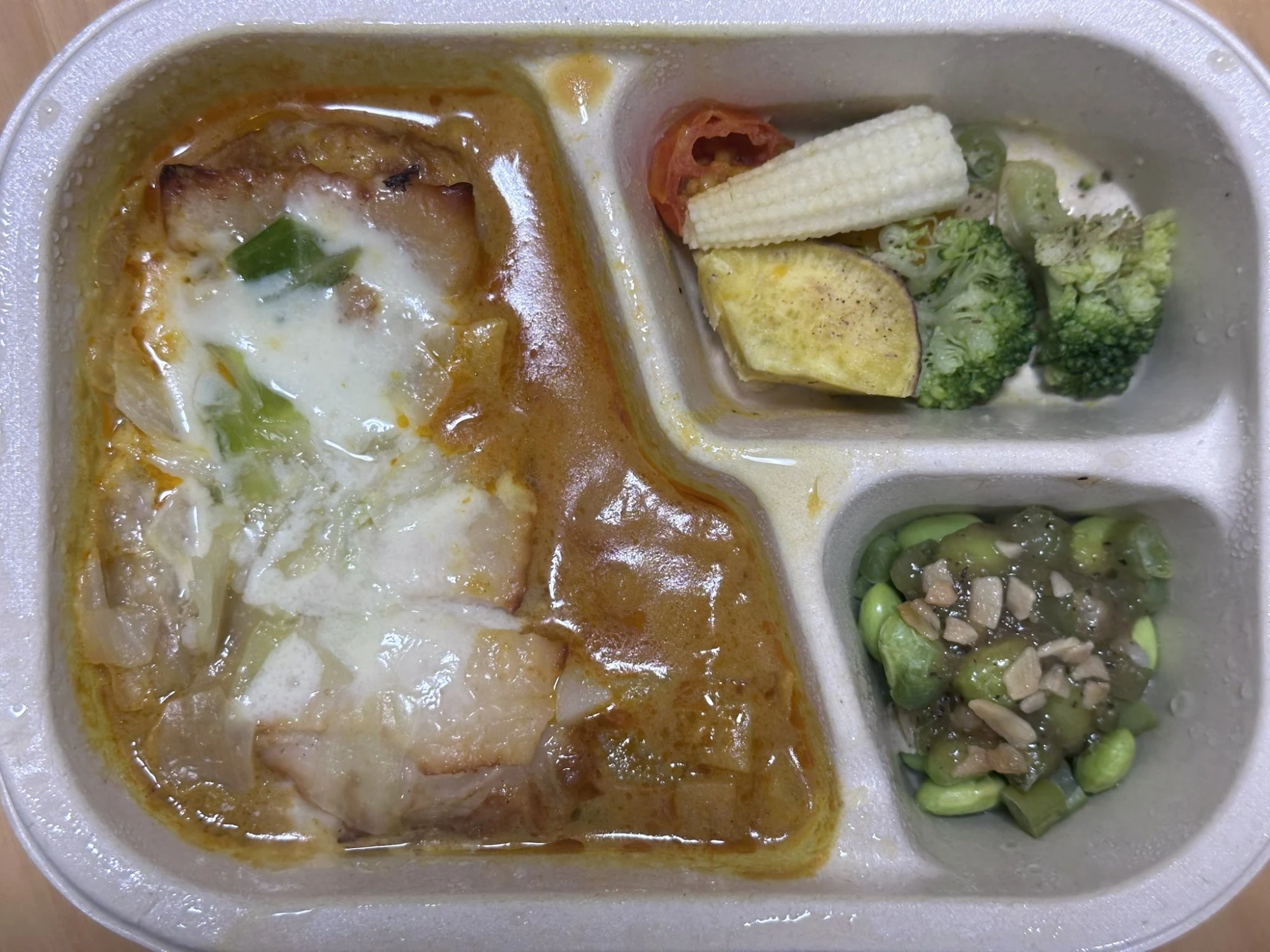 グリーンスプーンDELI BENTO たっぷりチーズカレーのチキンステーキをレンチンした状態