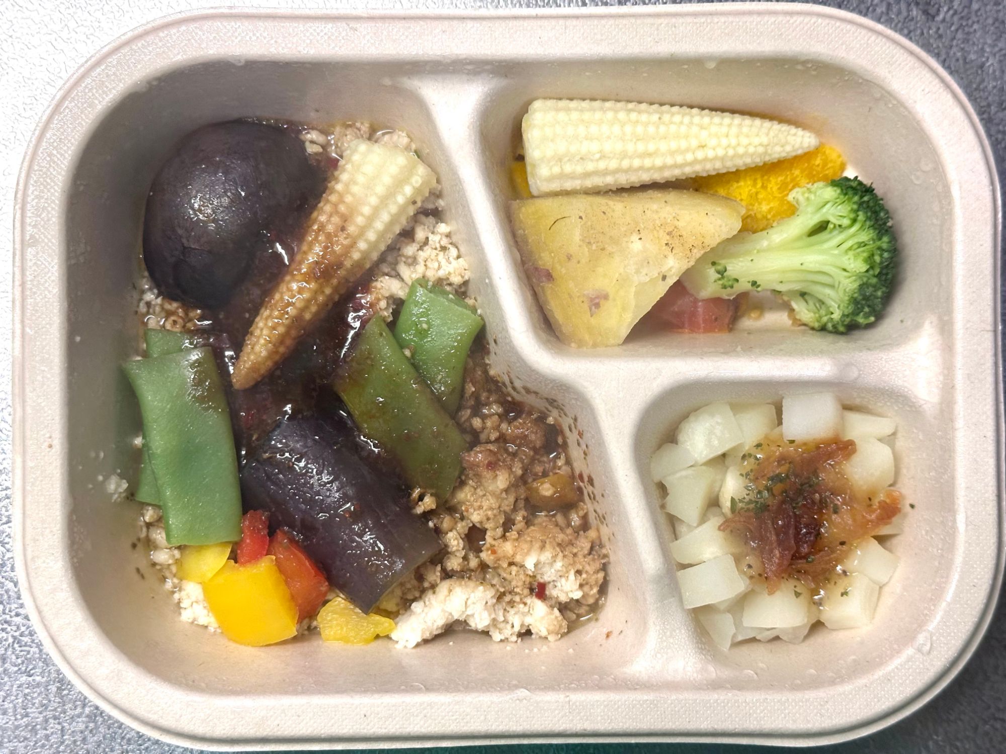 グリーンスプーンのデリ弁当（チキンガパオ）をレンチンした実食写真