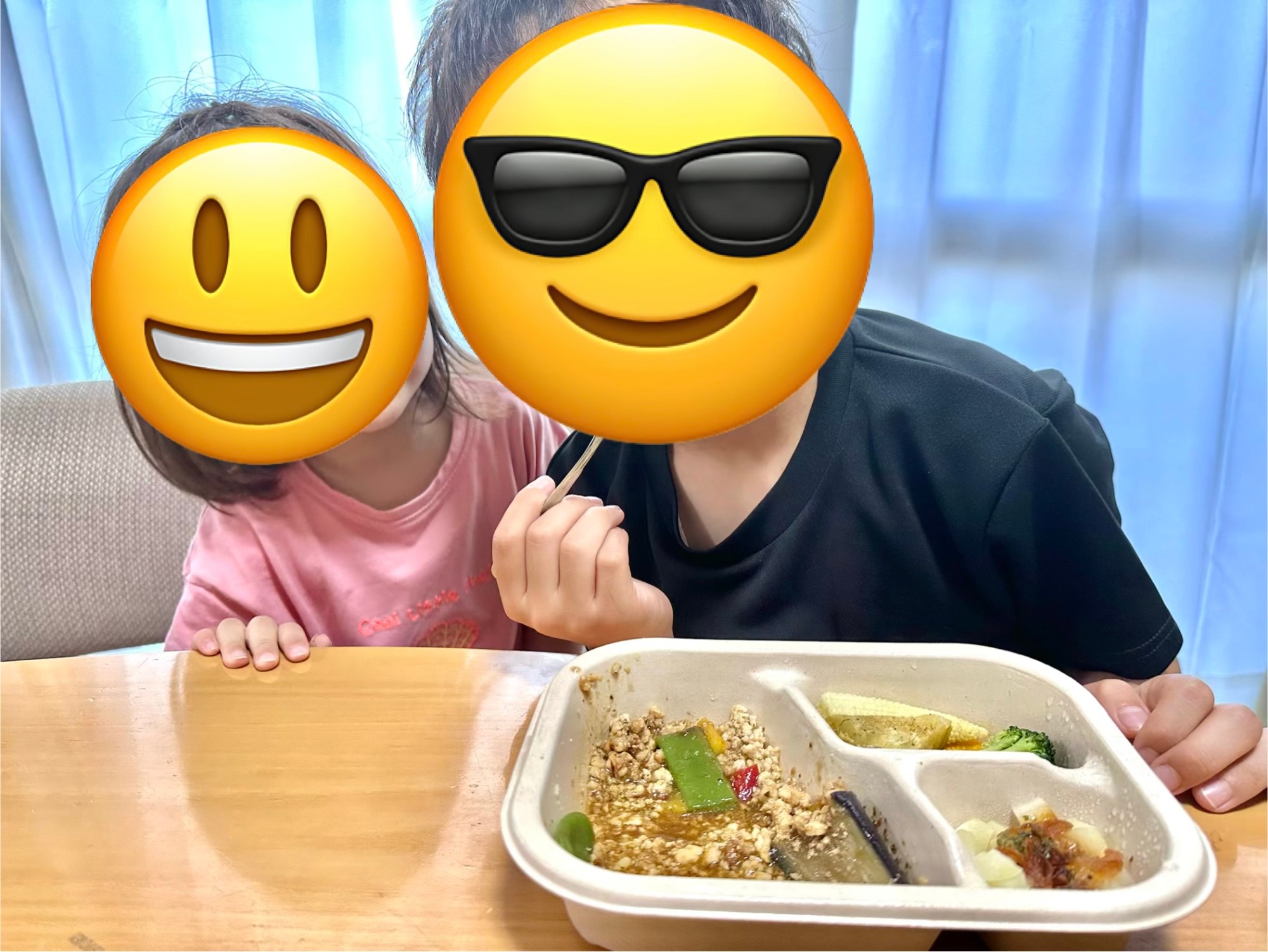 グリーンスプーンDELI BENTOのチキンガパオを子ども2人がシェアして食べている様子